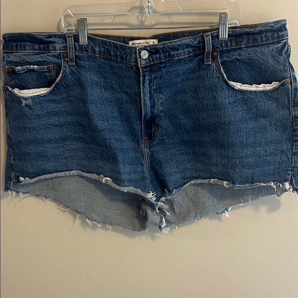 Abercrombie & Fitch The Mom Short High Rise Shorts. Size 22
